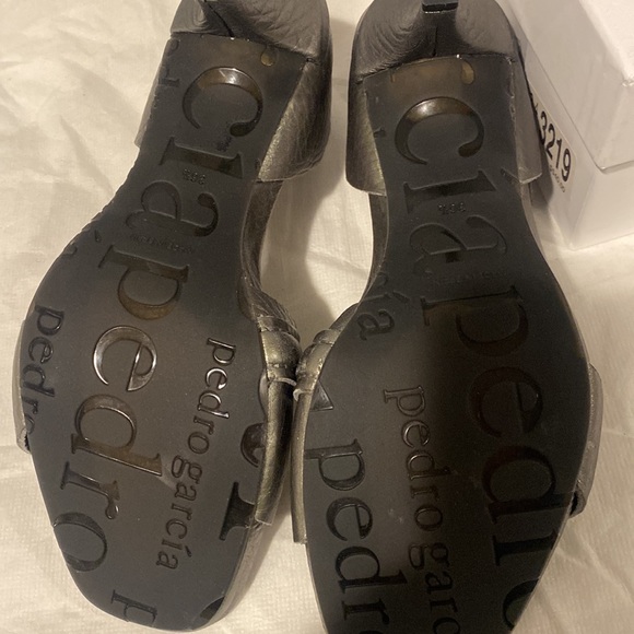 Cirine Metallic Asymmetrical Ankle
Pedro Garcia "Cirine" metallic sandals - Picture 13 of 13